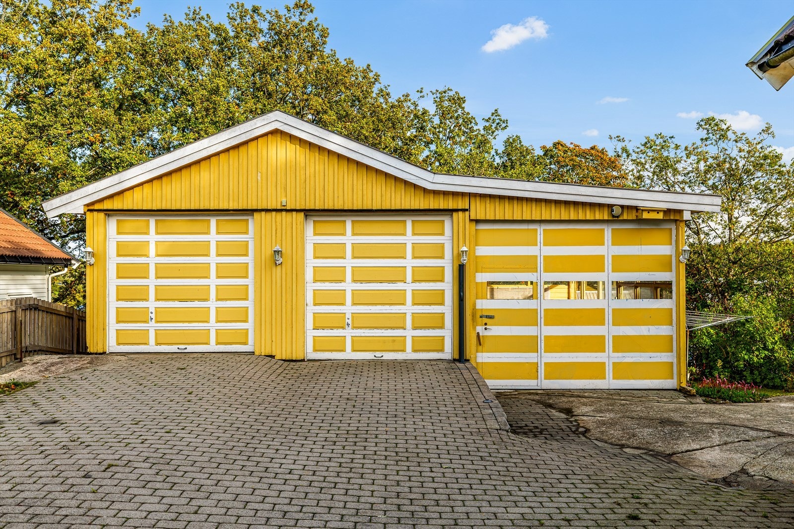 Dobbel garasje med stor carport/hagestue. Galleribilde