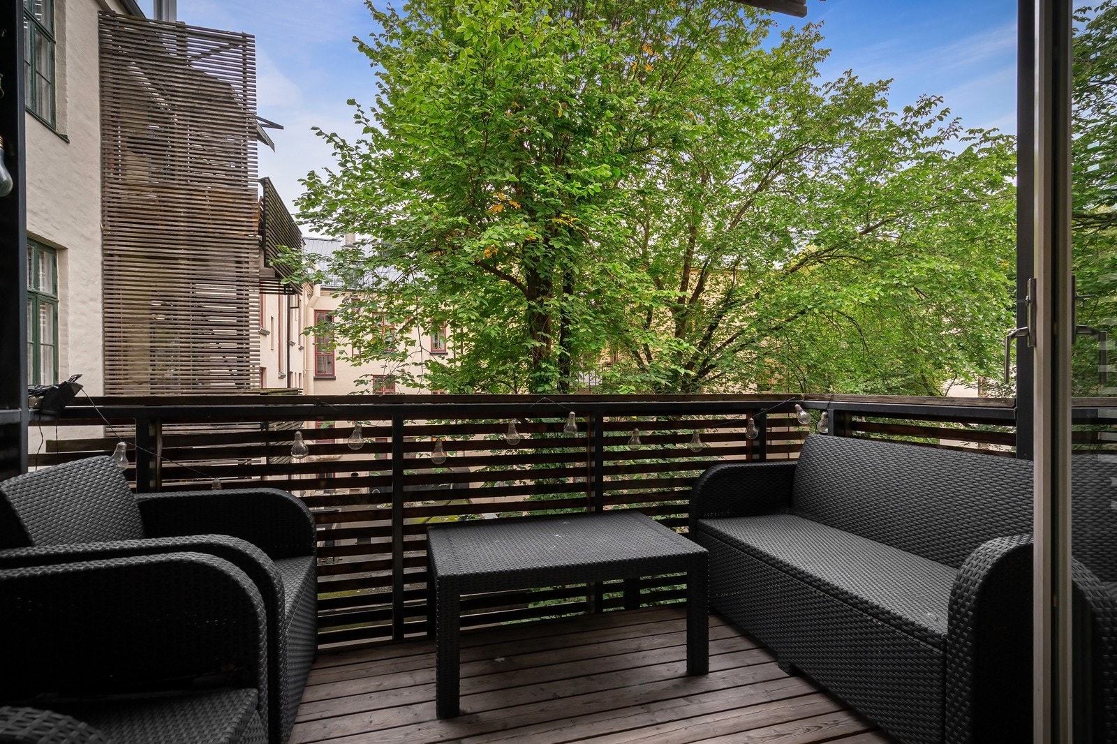 Lun balkong vendt mot rolig bakgård – perfekt for morgenkaffen eller et pust i frisk Galleribilde