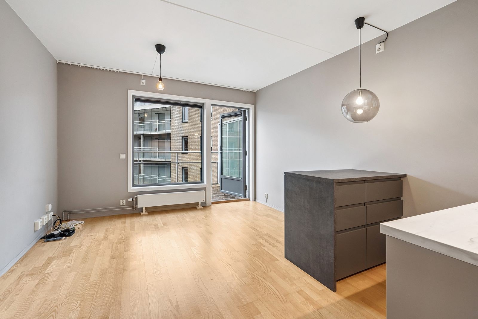 Romslig stue – åpner mot balkong og fylles med naturlig lys gjennom store vinduer. Galleribilde