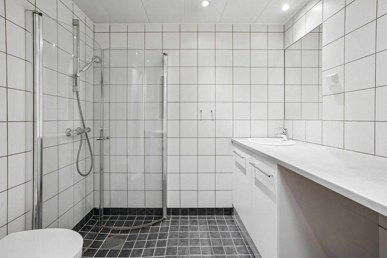 Moderne og lyst bad med praktisk løsning. Galleribilde