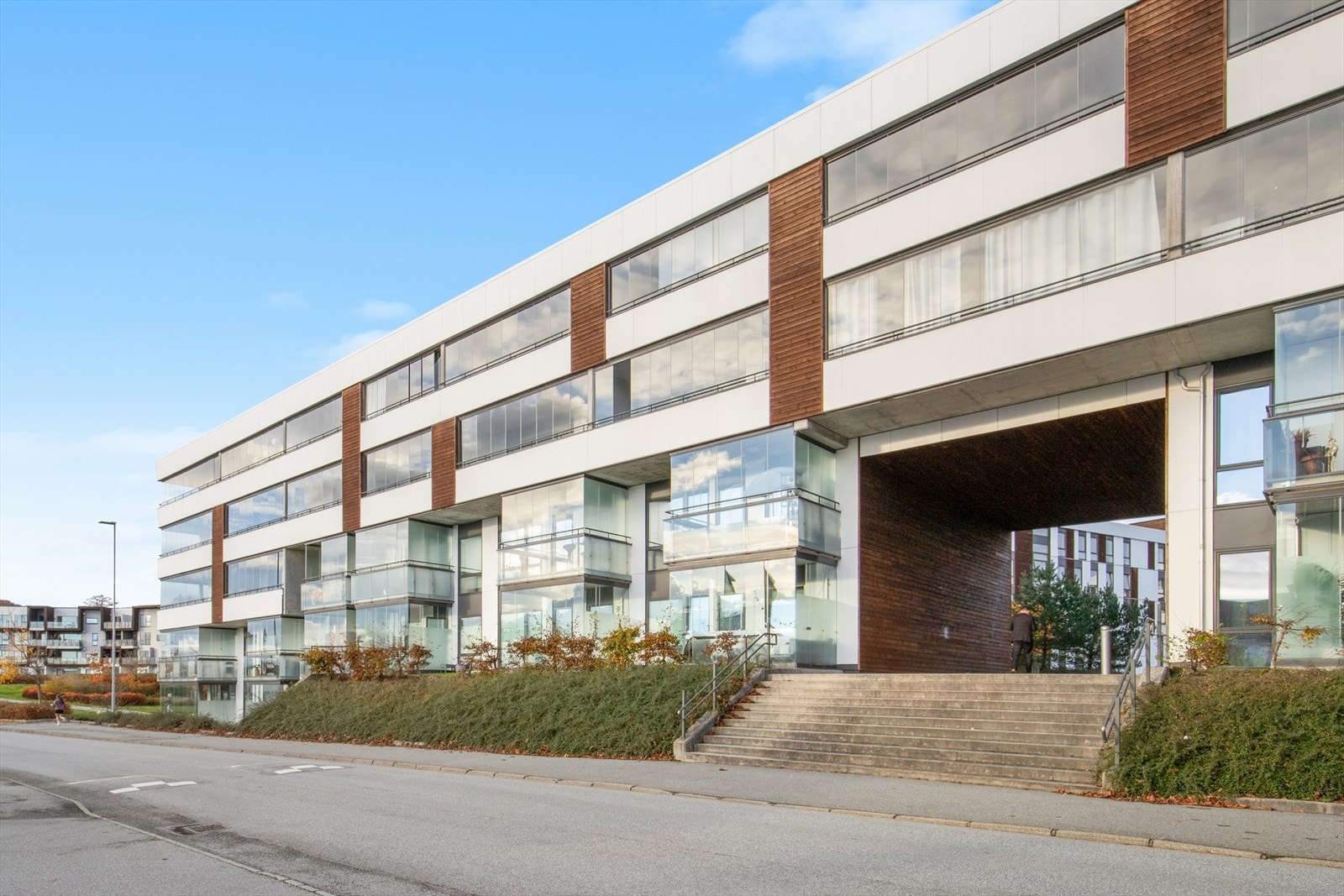 Tastatunet 44 er lokalisert på Tasta, like ved Tastasenteret (Alti Tasta). Senteret har flere butikker, kafeer, Vinmonopol, treningssenteret SATS, helsestasjon, legesenter, apotek m.m. Galleribilde