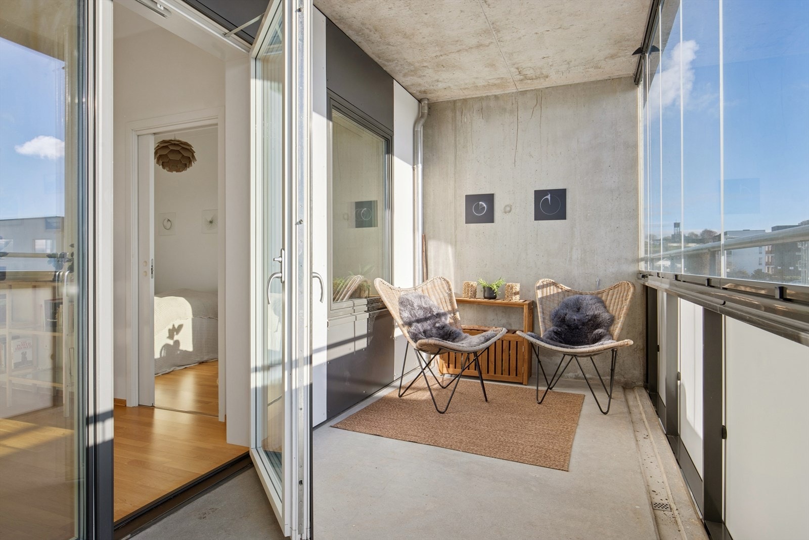 Fra stuen er det utgang til en romslig sørvendt, innglasset balkong (14 kvm). Her kan du nyte gode solforhold, med god plass til gjester. Galleribilde