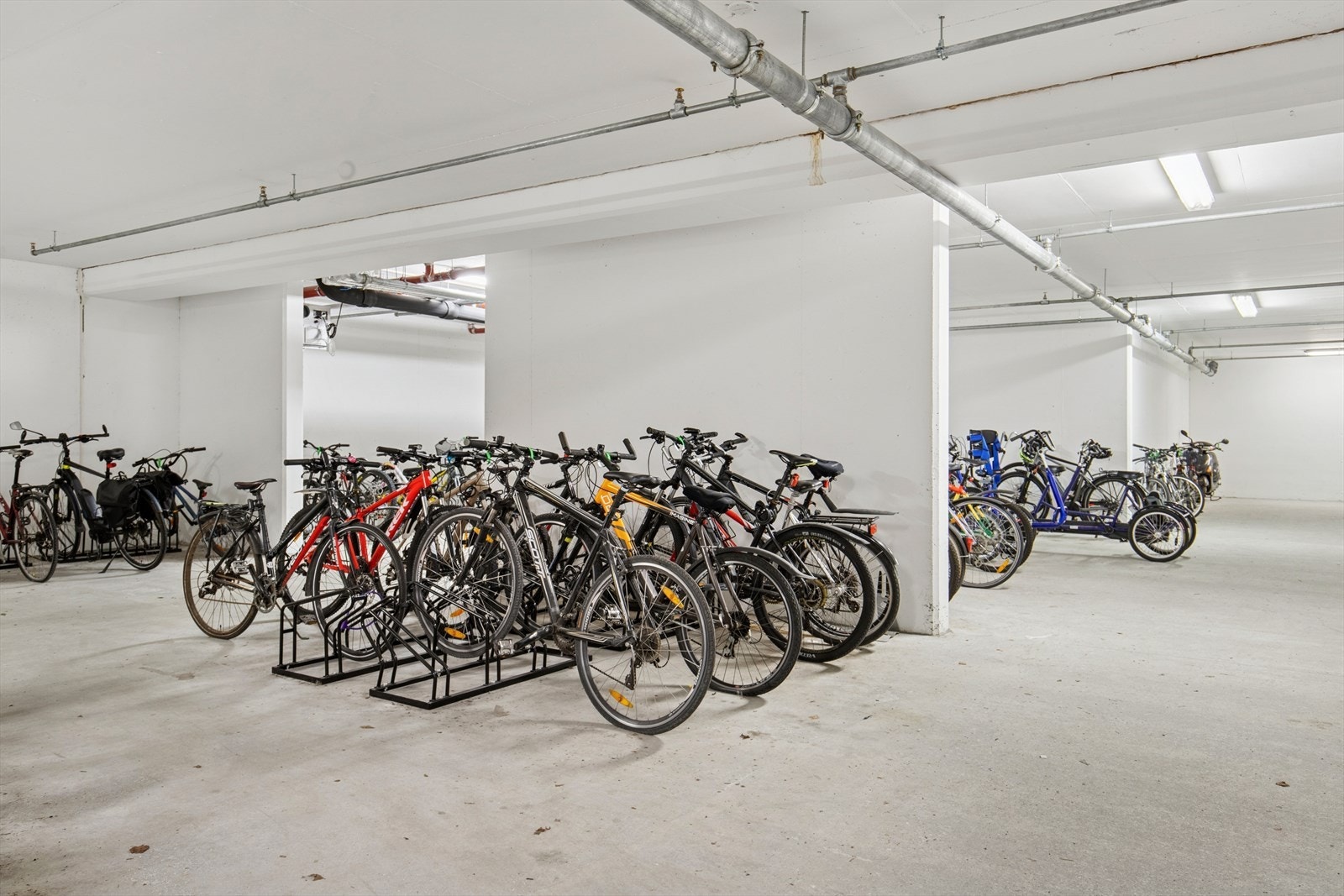 Felles sykkelparkering. Galleribilde