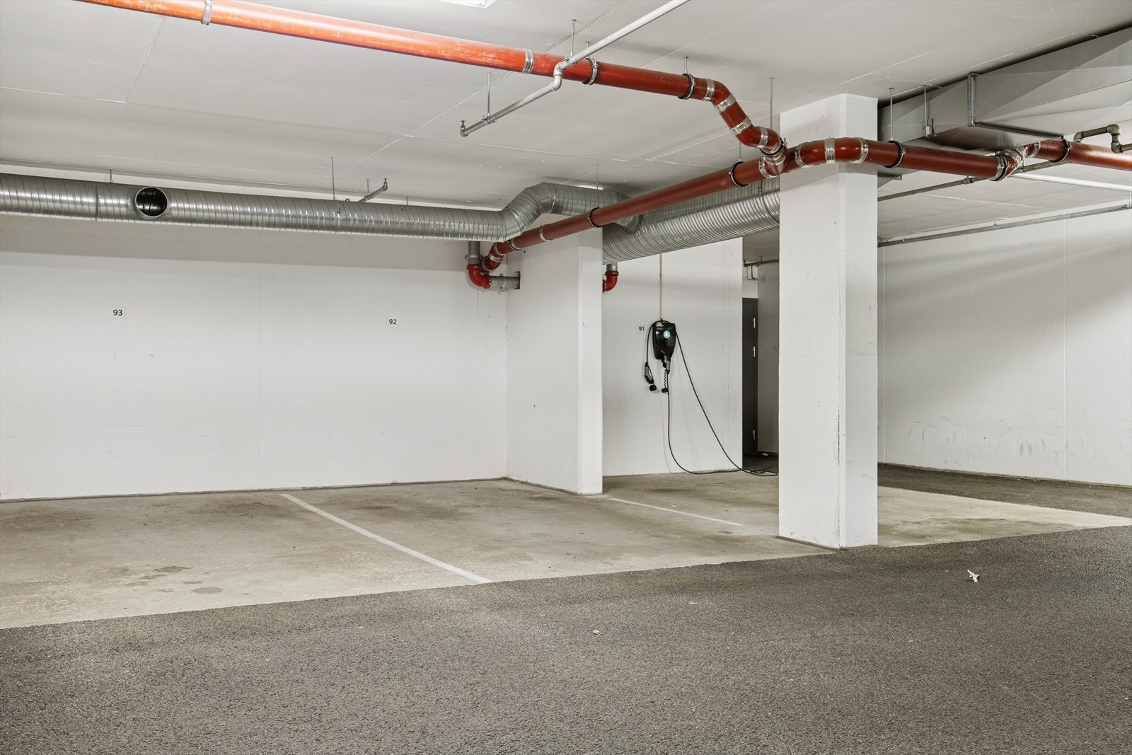 Leiligheten har fast parkering i lukket anlegg med muligheter for å installere el-lader. I tillegg finnes det en ekstern bod i underetasjen. Galleribilde