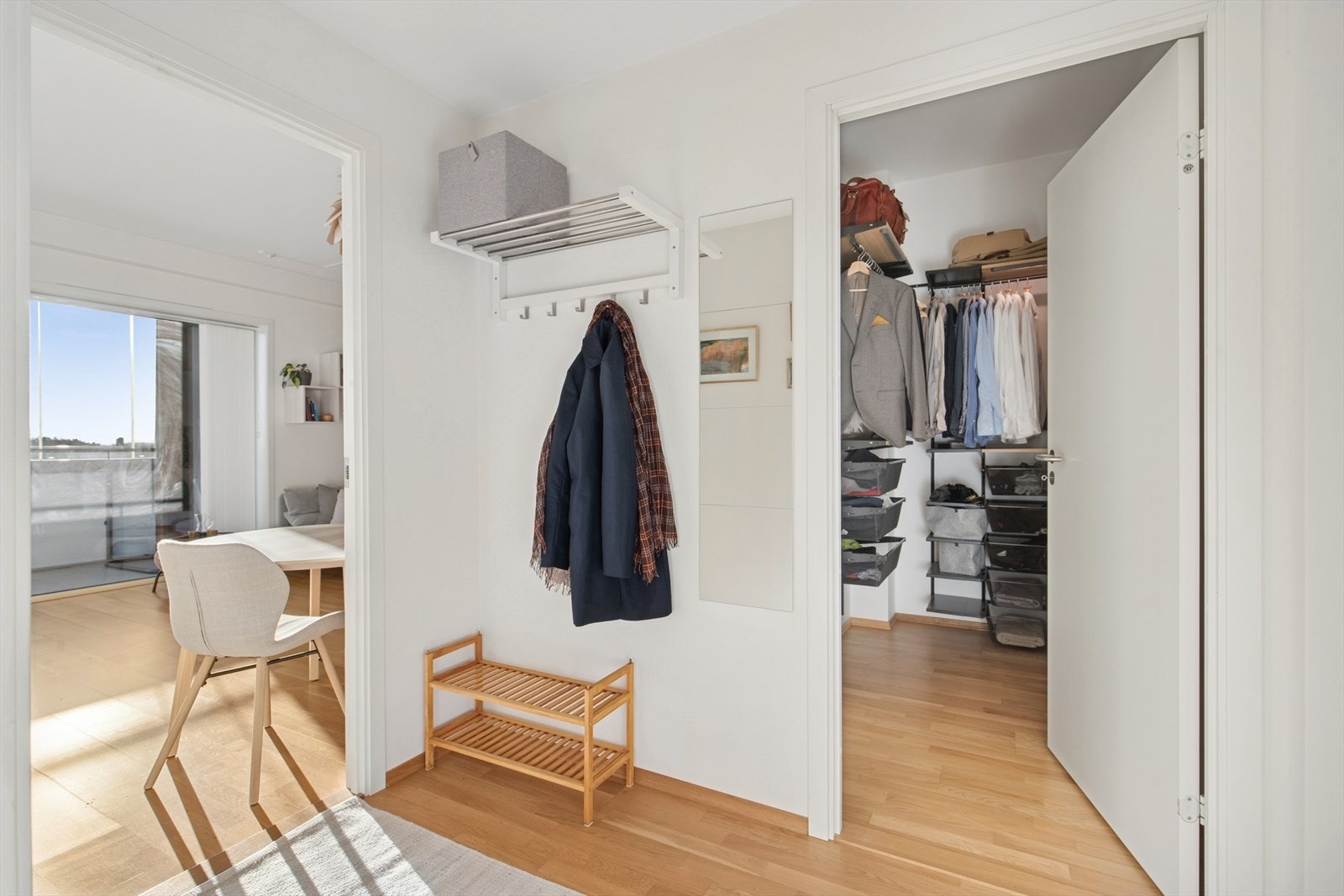 I tillegg finnes det en egen "walk-in" rett ved inngangspartiet med ekstra oppbevaringsplass. Galleribilde