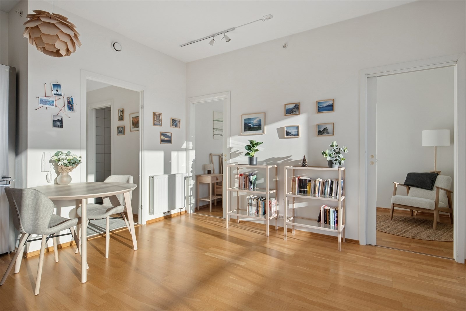 Noe annet som er verdt å nevne er at det er balansert ventilasjon og vannbåren fjernvarme via viftekonvektor som er plassert i stuen. Galleribilde