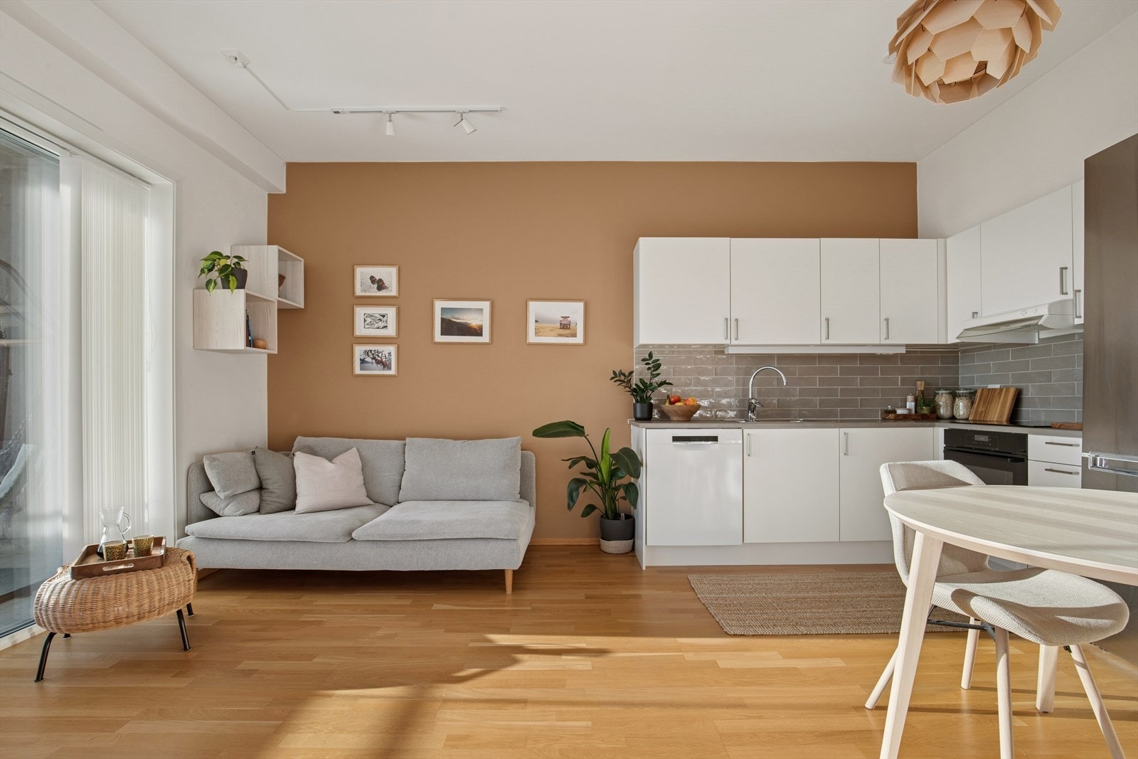 Stuen imponerer med ekstra god takhøyde, som skaper en luftig og romslig atmosfære. Kjøkkenet, er praktisk plassert i en åpen løsning uten at det skal gå utover møbleringen til sofagruppen og spisebordet. Galleribilde