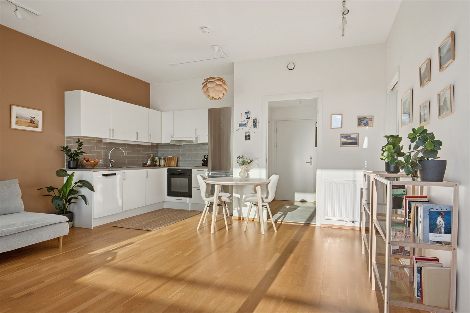 Kjøkkenet har hvite, slette fronter og er godt utstyrt med skap- og benkeplass. Alle hvitevarene medfølger handelen som: Integrert komfyr (2025), platetopp (2025), oppvaskmaskin (2025) og frittstående kjøleskap (2022). Galleribilde