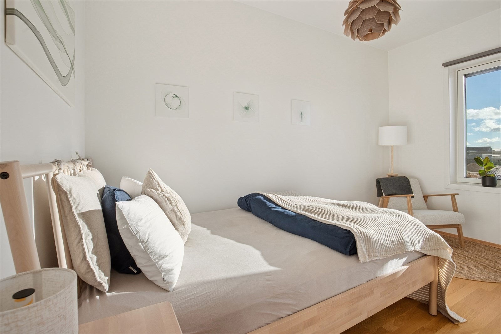 Soverommet er romslig med god takhøyde og plass til dobbeltseng og garderobeskap/kommode. Galleribilde