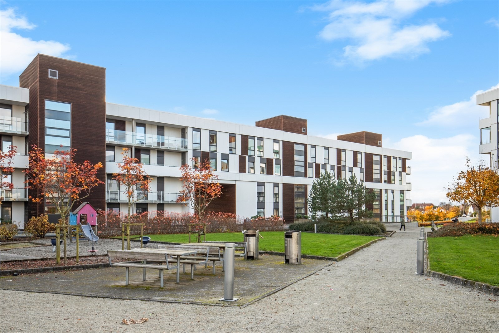 Det finnes også flere dagligvarebutikker i nærområdet, blant annet Kiwi, Rema 1000, Meny og Coop Extra. I nærheten finner man også flere restauranter og take away-steder som Pizzabakeren, Al Forno og The Shack. Galleribilde