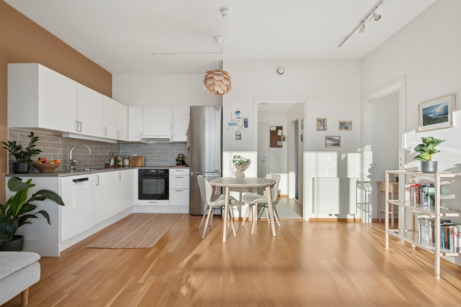 Lekker leilighet med gjennomgående moderne standard. Her har du muligheten til å sikre deg en flott leilighet i et veletablert borettslag, med enkel tilgang til Tastasenteret, SATS, helsestasjon, dagligvarebutikker, gode kollektivtilbud m.m. Galleribilde