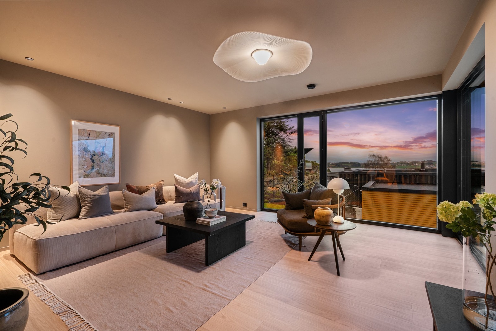 Stue i skumring. Lamper i huset er håndplukkede og styres med Plejd lysstyring. Galleribilde