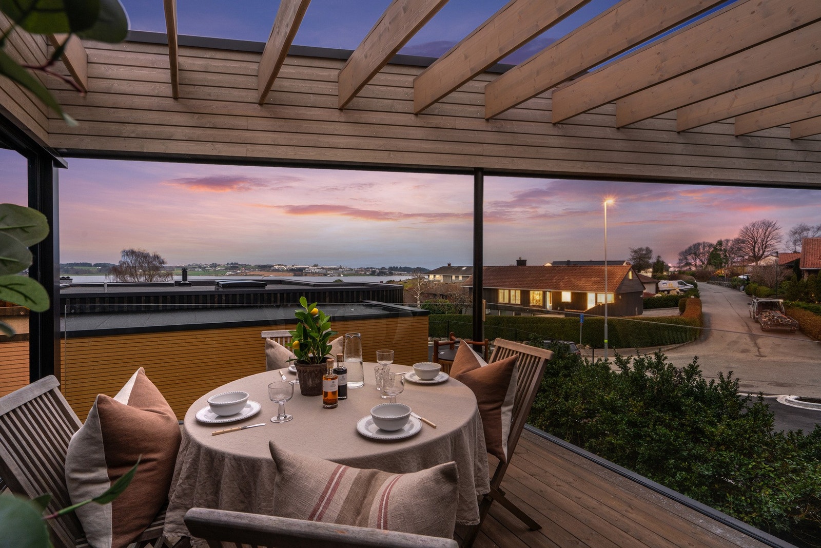 Terrasse i skumring. Galleribilde