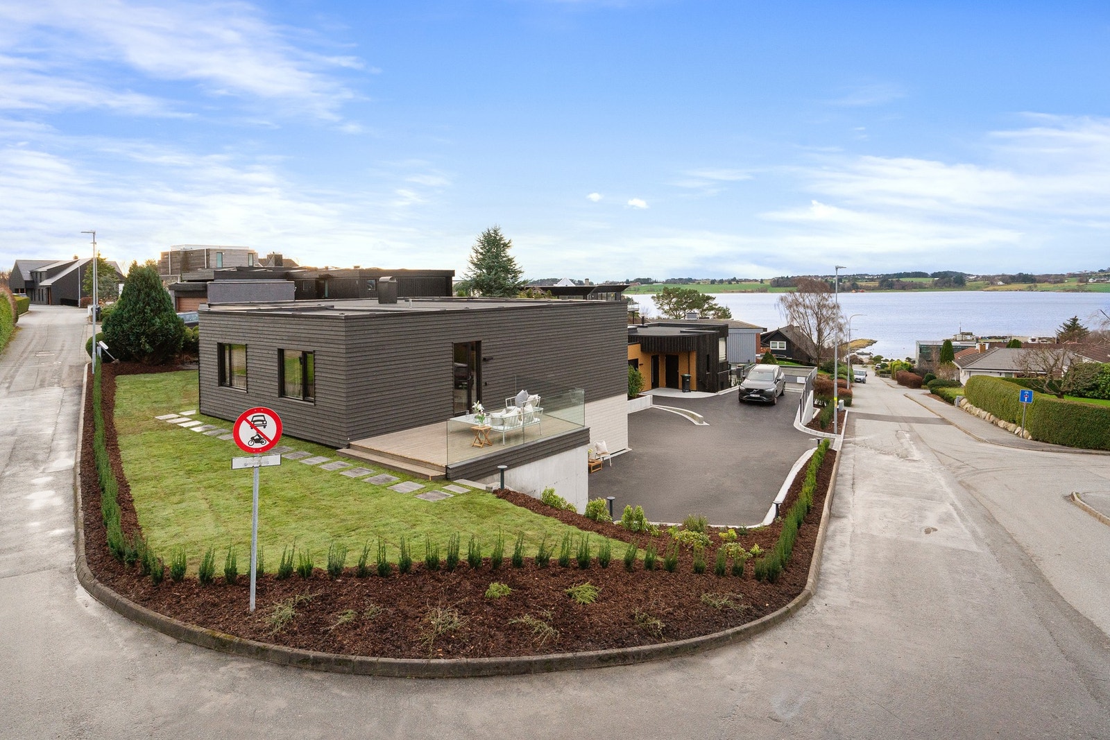 Eiendommen er flott opparbeidet med ferdigplen samt beplantning i bed med planter og bark. Omkranset av hekk. Galleribilde