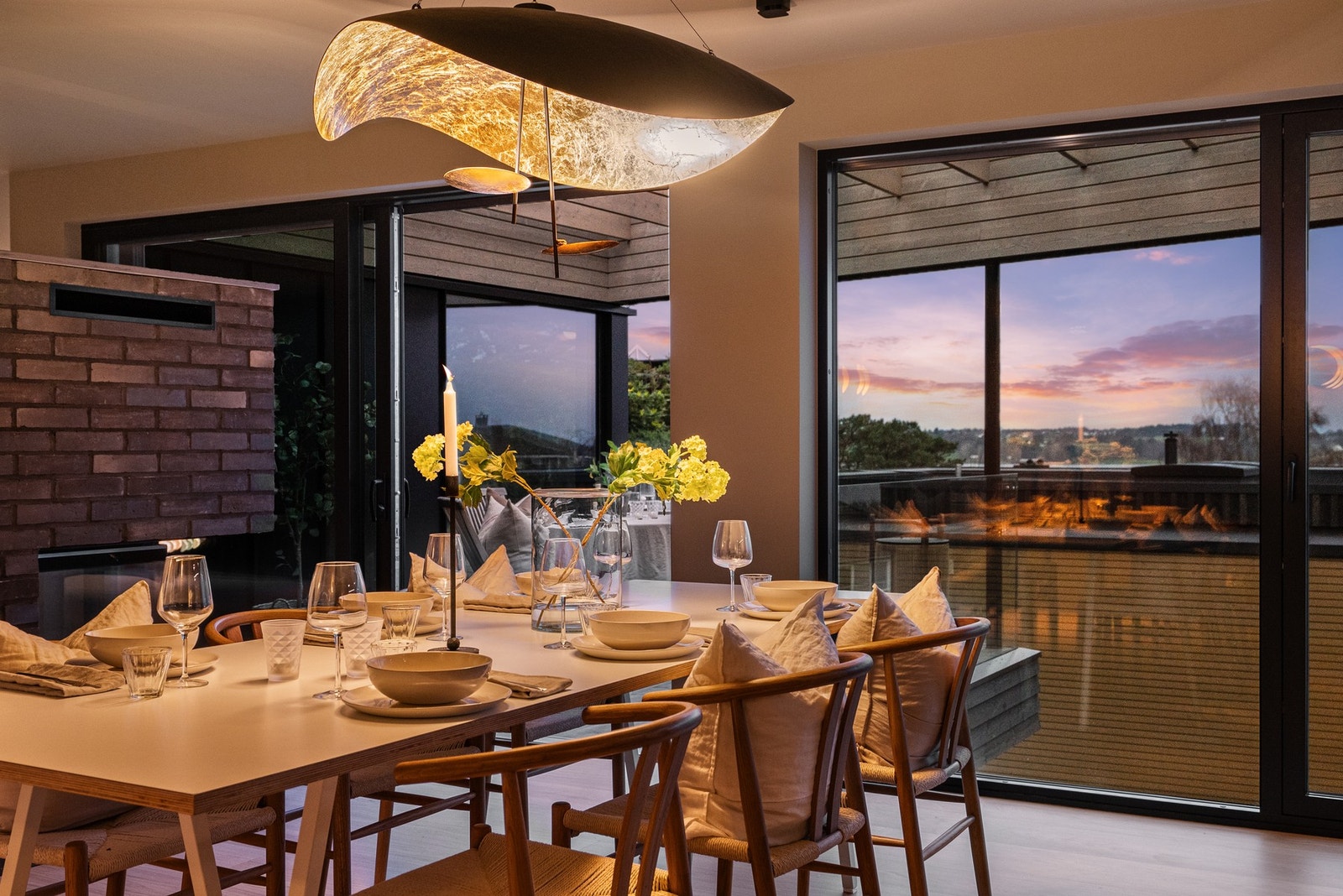 Spiseplass i skumring. Galleribilde