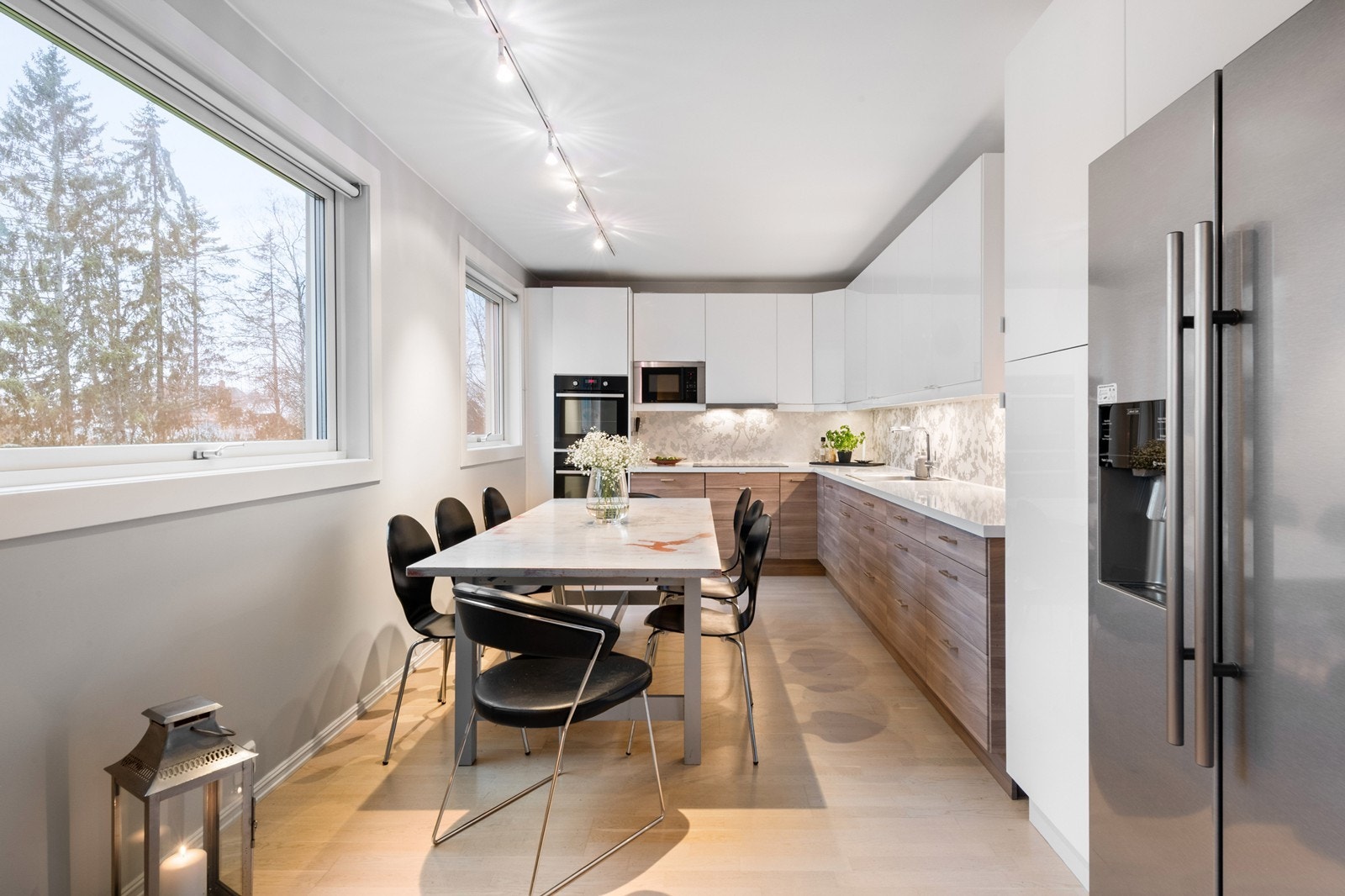 Kjøkken i delvis åpen løsning med plass til spisebord Galleribilde