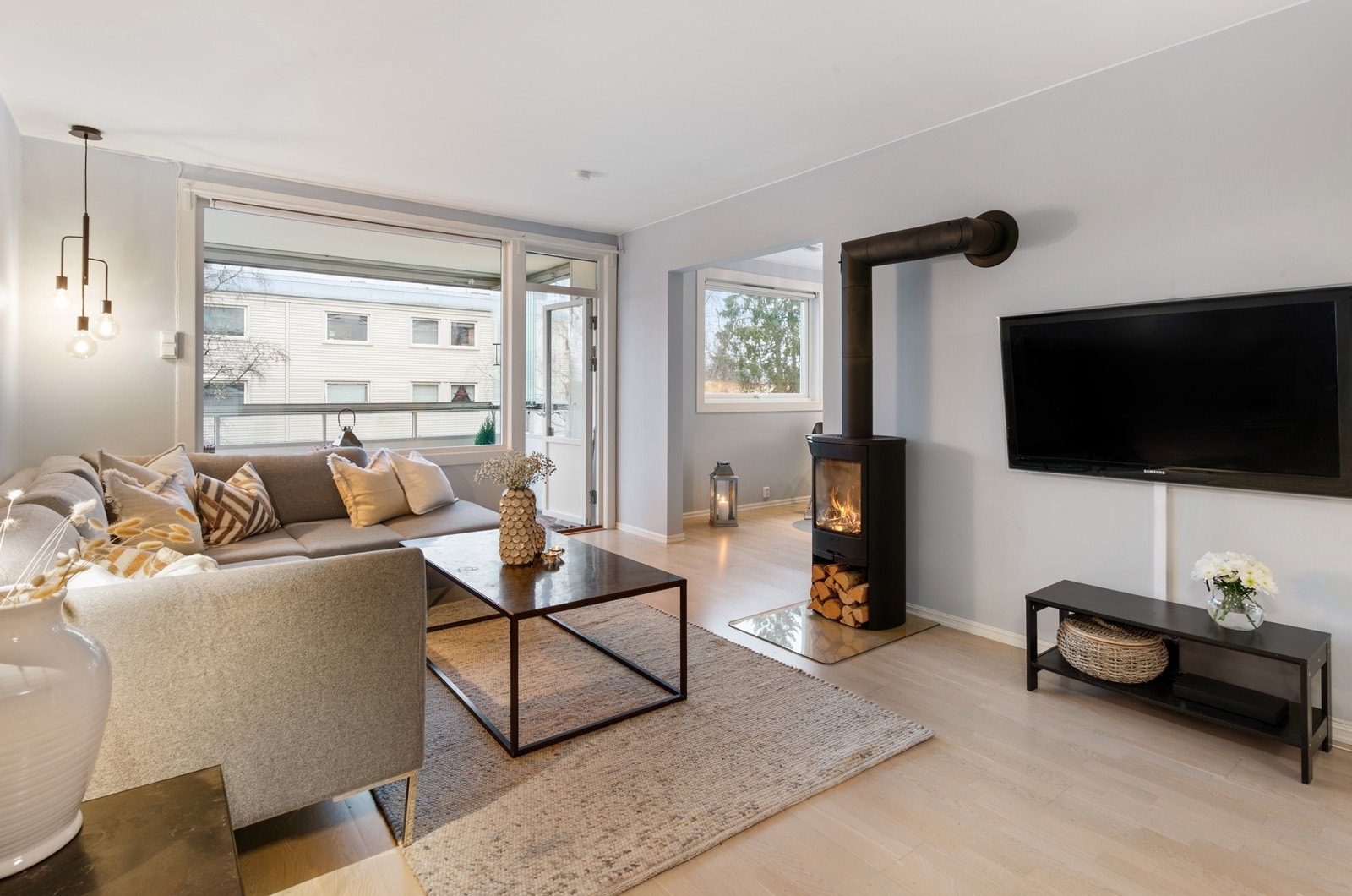 Store vinduer gir godt med naturlig lys i boligen Galleribilde