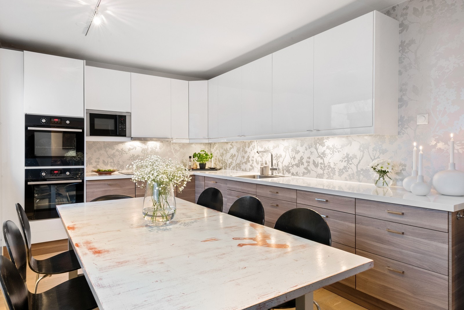 Lyst og flott kjøkken med mye skap- og benkeplass Galleribilde