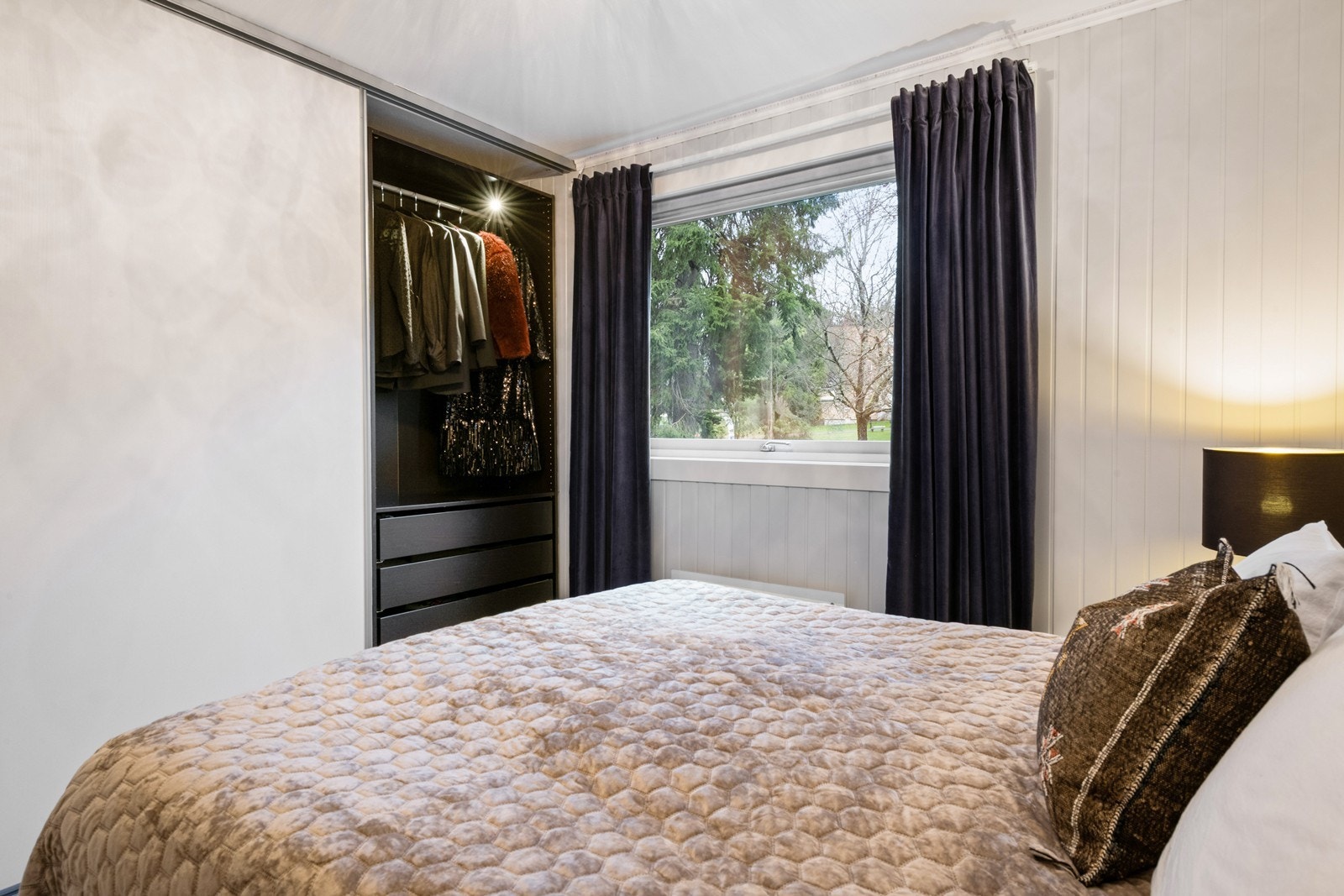 Hovedsoverom med stor garderobeløsning Galleribilde