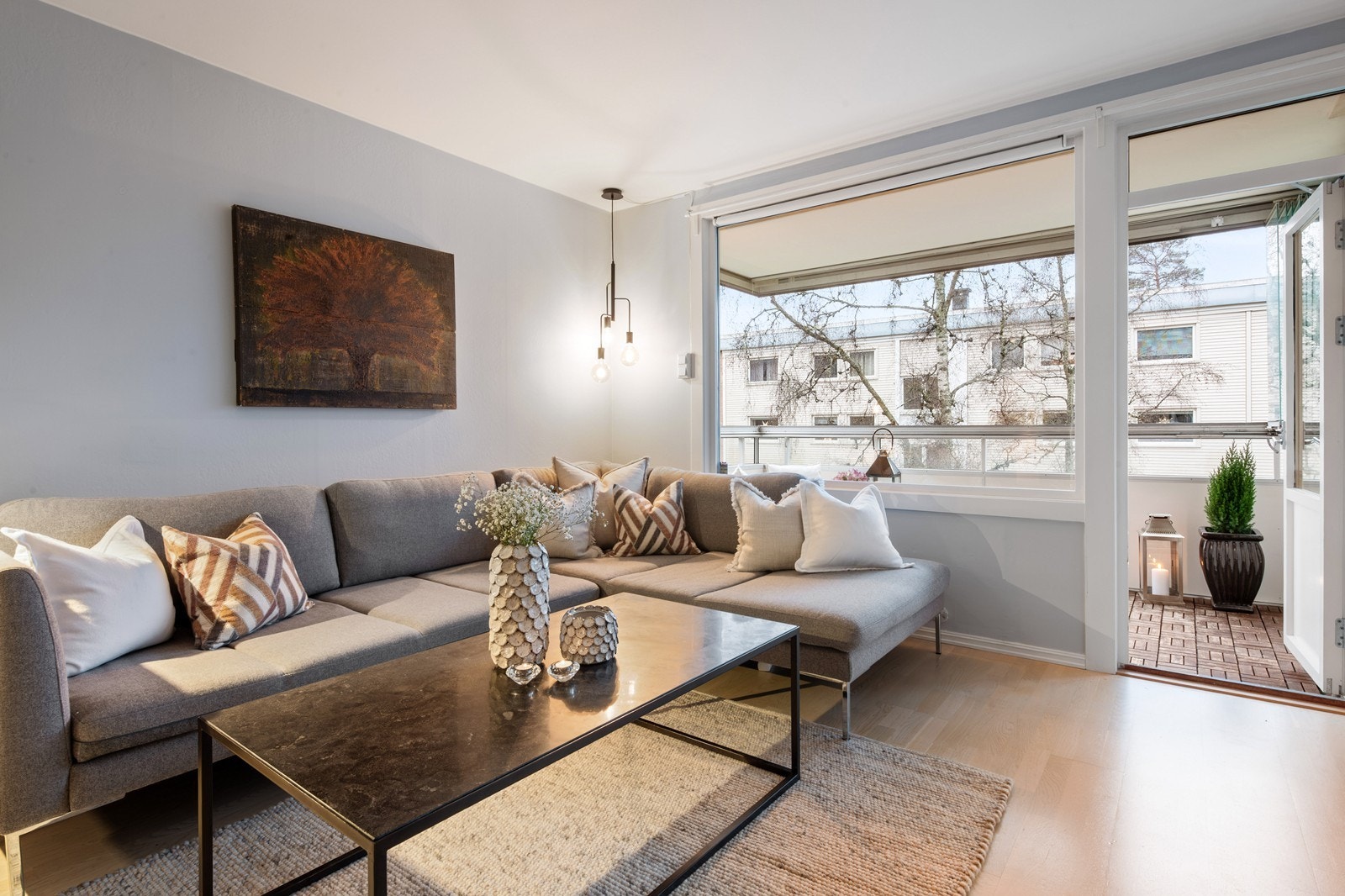 Utgang fra stue til innglasset og sørvestvendt balkong Galleribilde