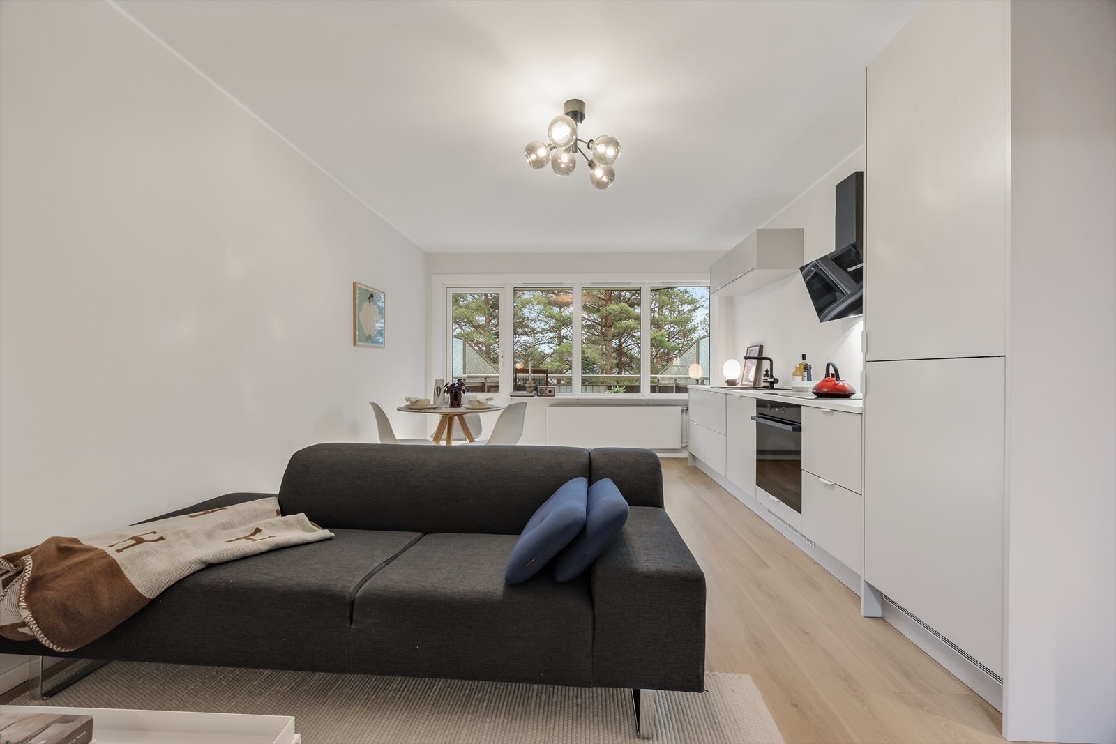 Leiligheten ble renovert i 2025 og har en åpen og sosial løsning mellom stue og kjøkken. Galleribilde