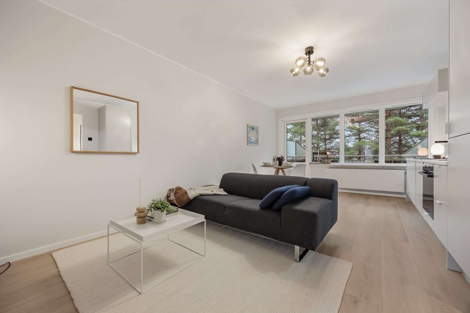 Oppvarming skjer via fjernvarme med radiatorer, som er inkludert i felleskostnadene. Galleribilde