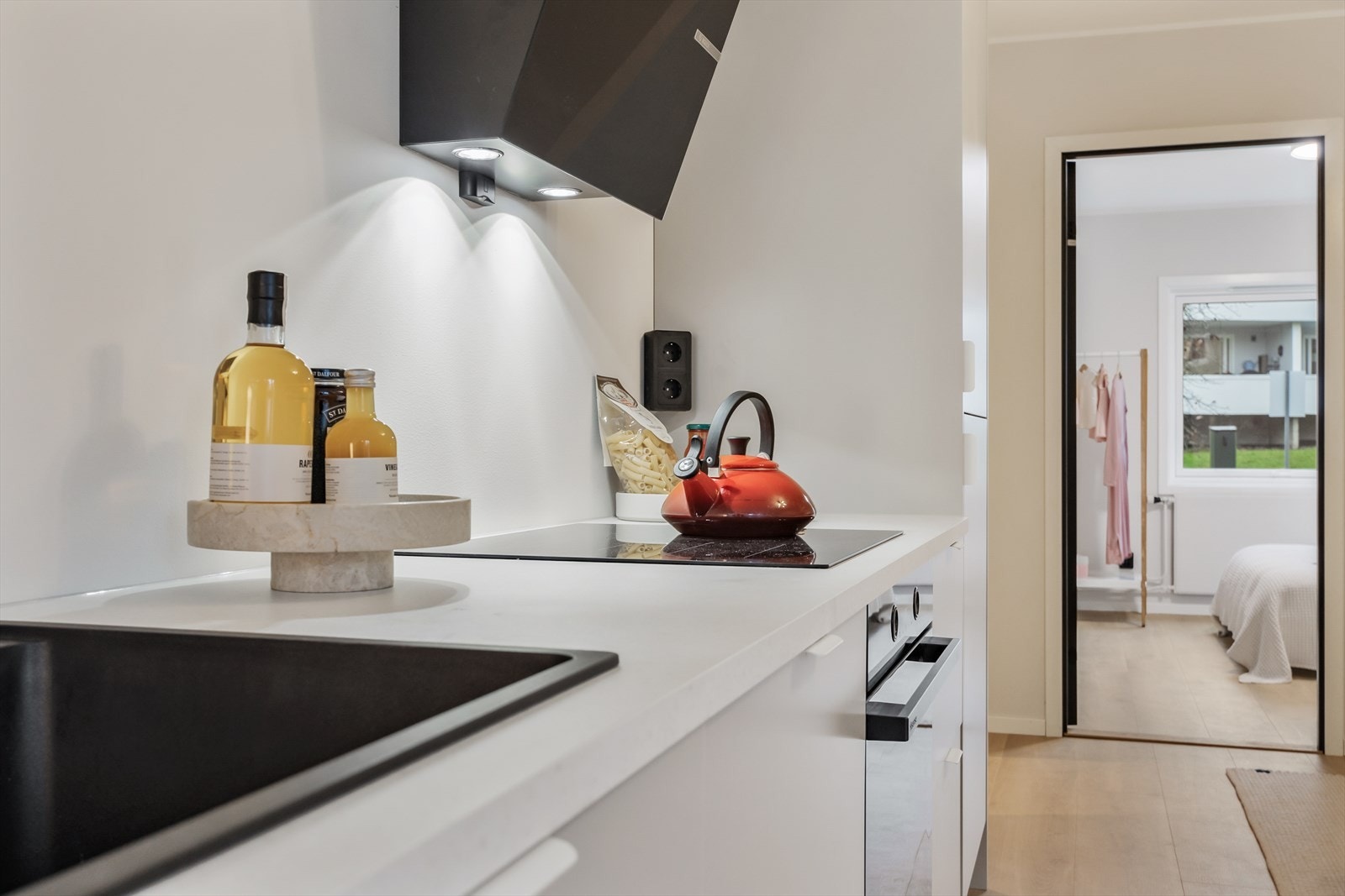 Kokesonen er utstyrt med induksjonstopp og en stilren ventilator med kullfilter. Galleribilde