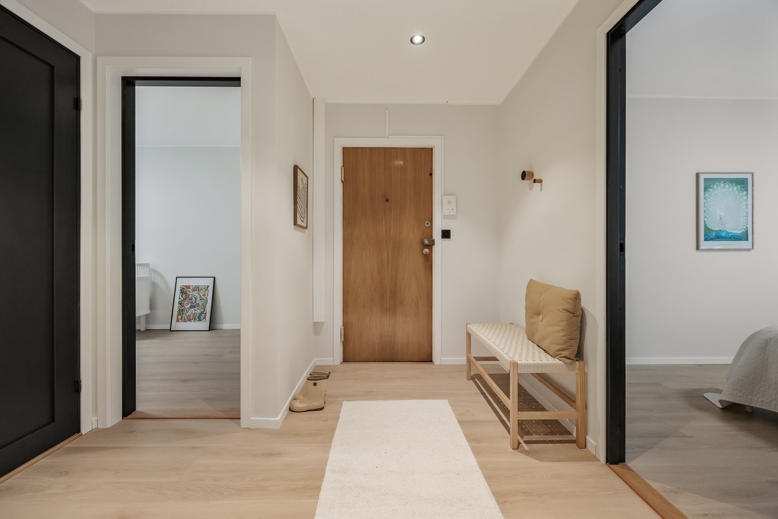 Den sentrale gangen fordeler tilgangen til alle rom på en praktisk måte. Galleribilde