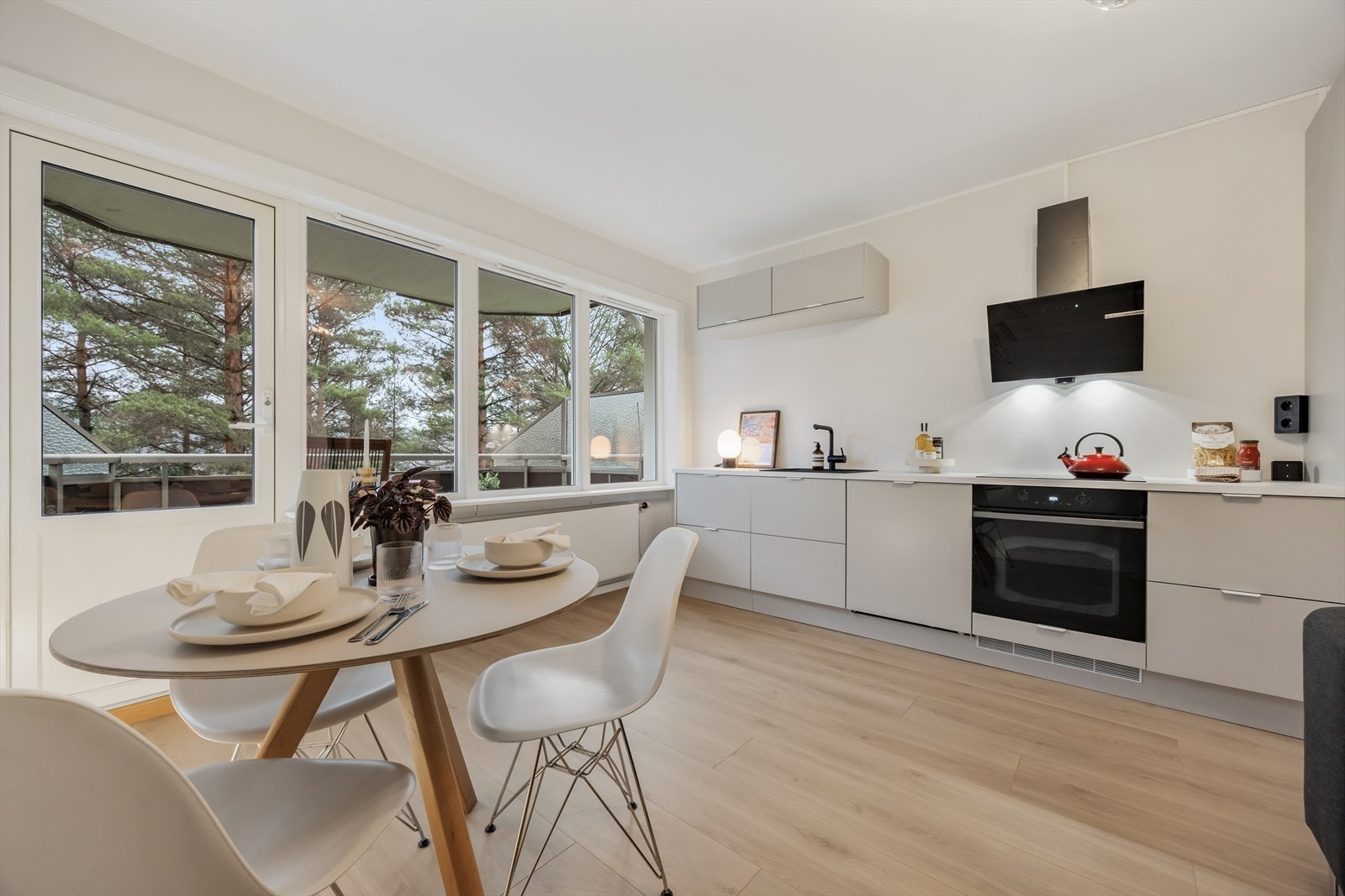 Store vindusflater fra 2020 gir rikelig med lys og en luftig romfølelse. Galleribilde