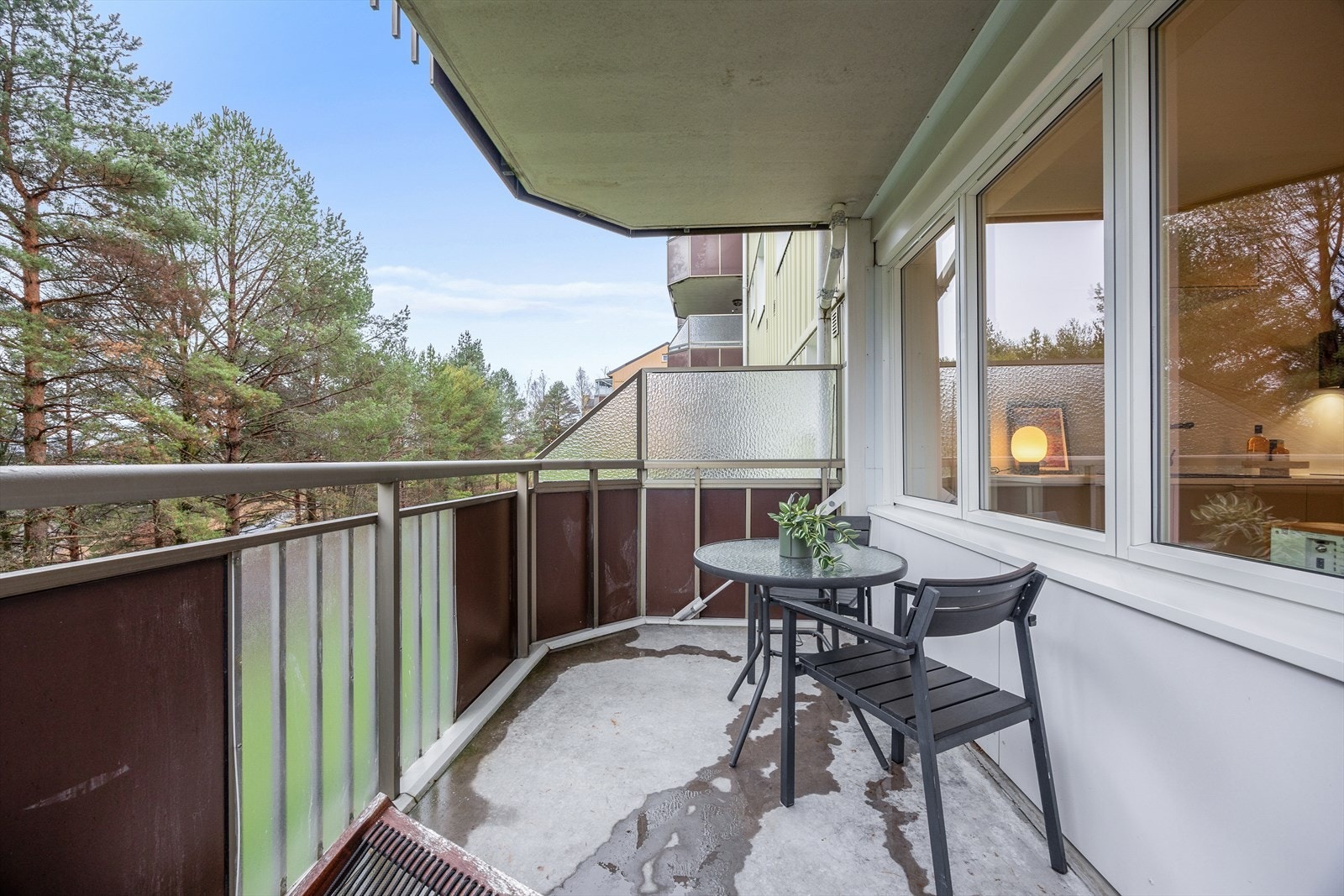 Balkongen vender mot rolige fellesarealer og har god plass til en sittegruppe. Galleribilde