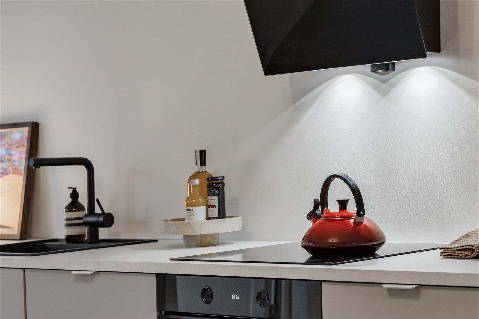 Laminatbenkeplaten gir gode arbeidsflater, og Waterguard er installert for ekstra trygghet. Galleribilde