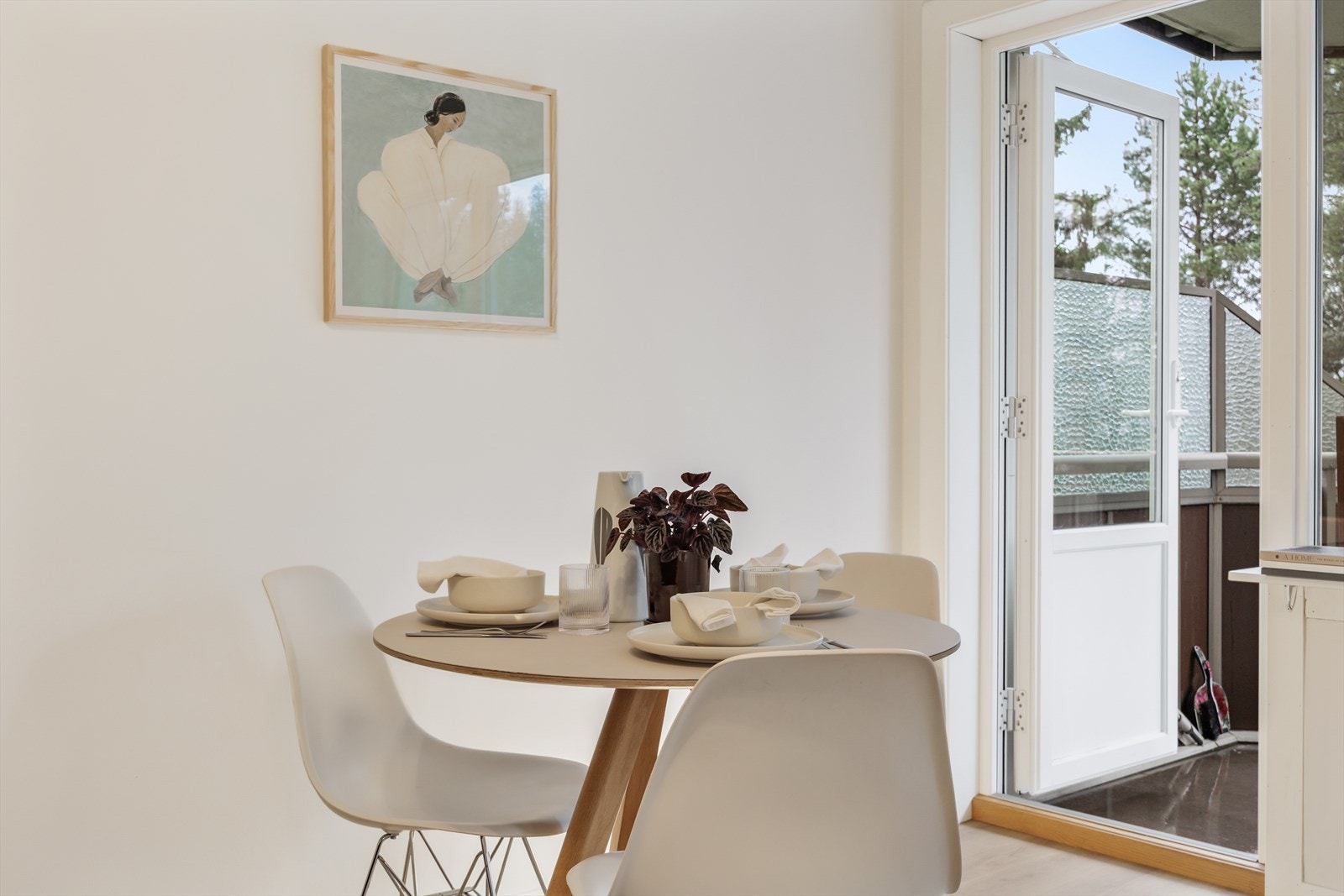 Fra stuen er det utgang til en sydøstvendt balkong på 7 m². Galleribilde