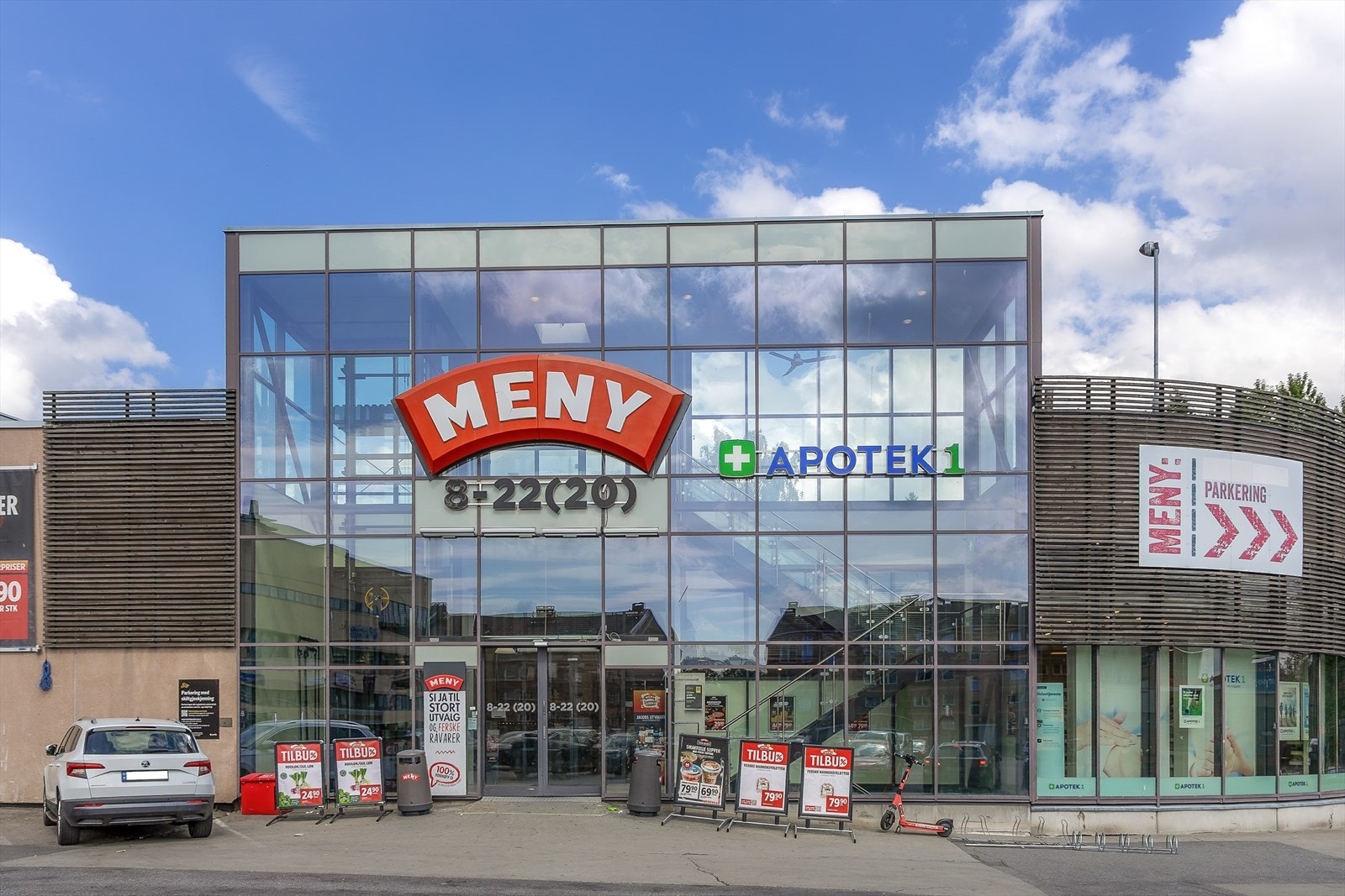 Dagligvarehandelen er godt ivaretatt med Meny og Apotek 1 i tilknytning Kalbakken Shopping Galleribilde