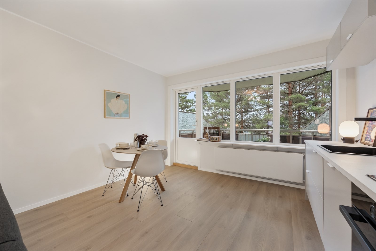 Spiseplassen er naturlig plassert ved vinduet, med direkte utgang til balkongen. Galleribilde