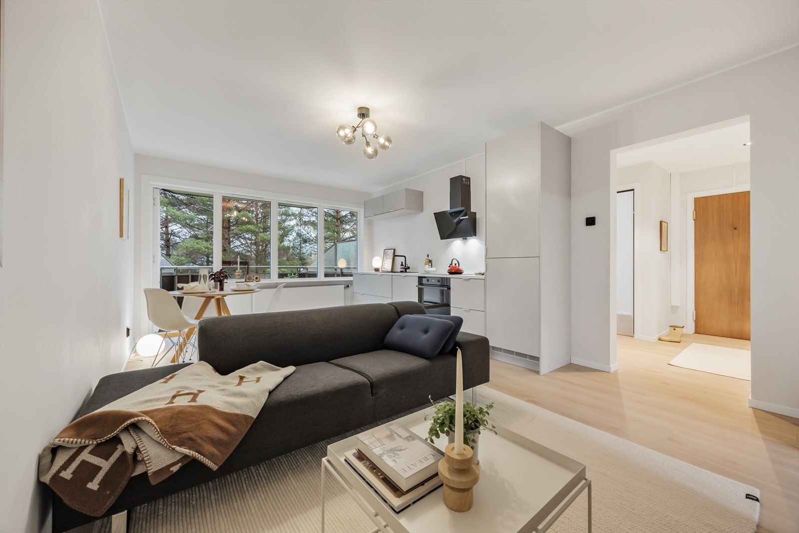 Stuen og kjøkkenet utgjør et allsidig allrom med god plass til både sofagruppe og spisebord. Galleribilde