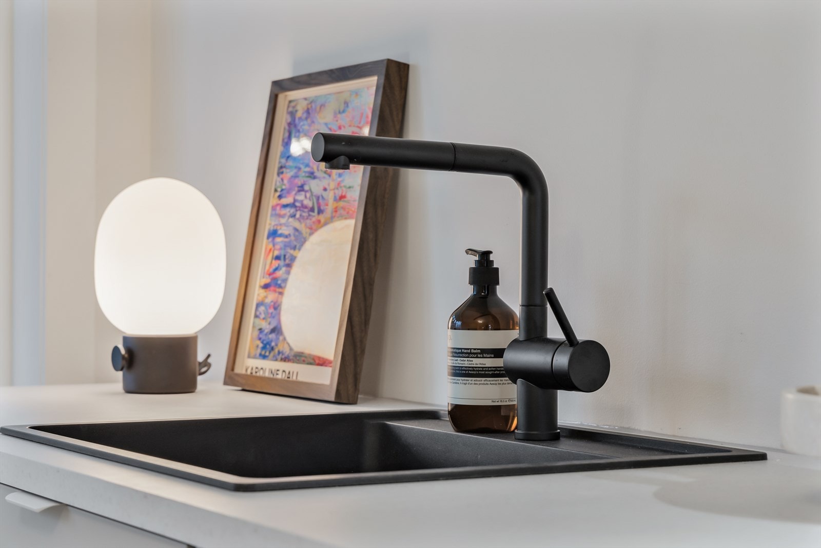 Nedfelt kum med ett-greps kran i sort utførelse komplementerer kjøkkenets design. Galleribilde