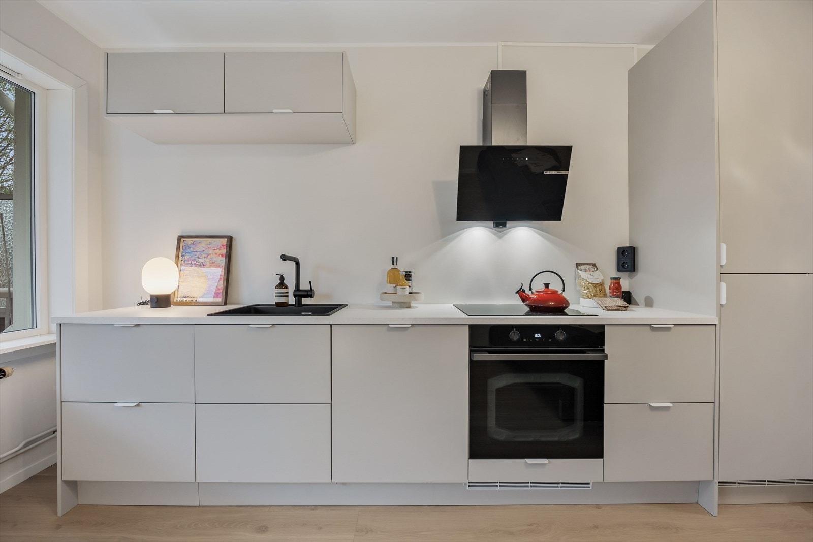 Kjøkkenet fra Epoq (2025) har slette fronter og fullt integrerte hvitevarer. Galleribilde