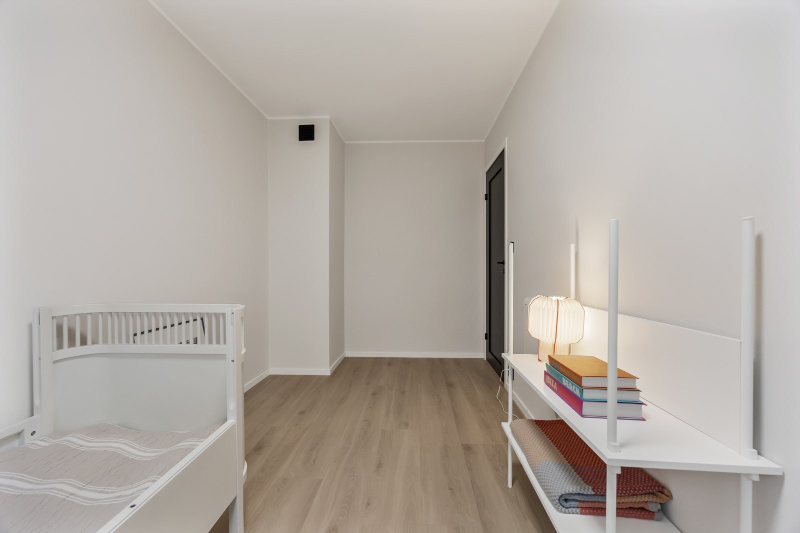 Alle innerdører ble byttet i 2025 og har en moderne, mørk utførelse. Galleribilde