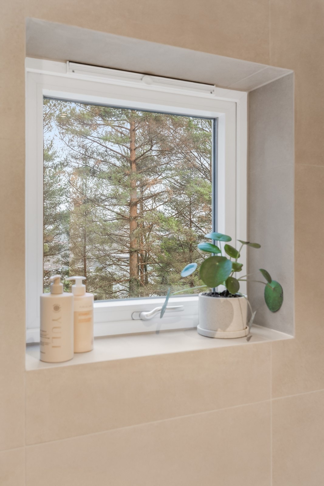 Et praktisk luftevindu sørger for god og naturlig ventilasjon på badet. Galleribilde