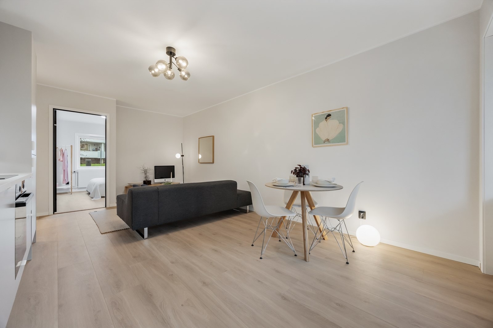 Den åpne planløsningen gir fleksible møbleringsmuligheter for en sosial hverdag. Galleribilde