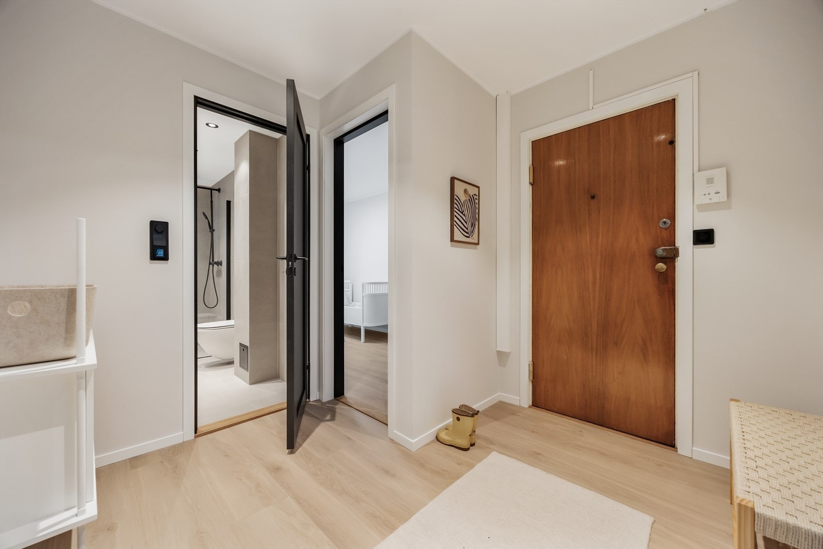 Entréen gir et godt førsteinntrykk med gjennomgående laminatgulv og nye innerdører. Galleribilde