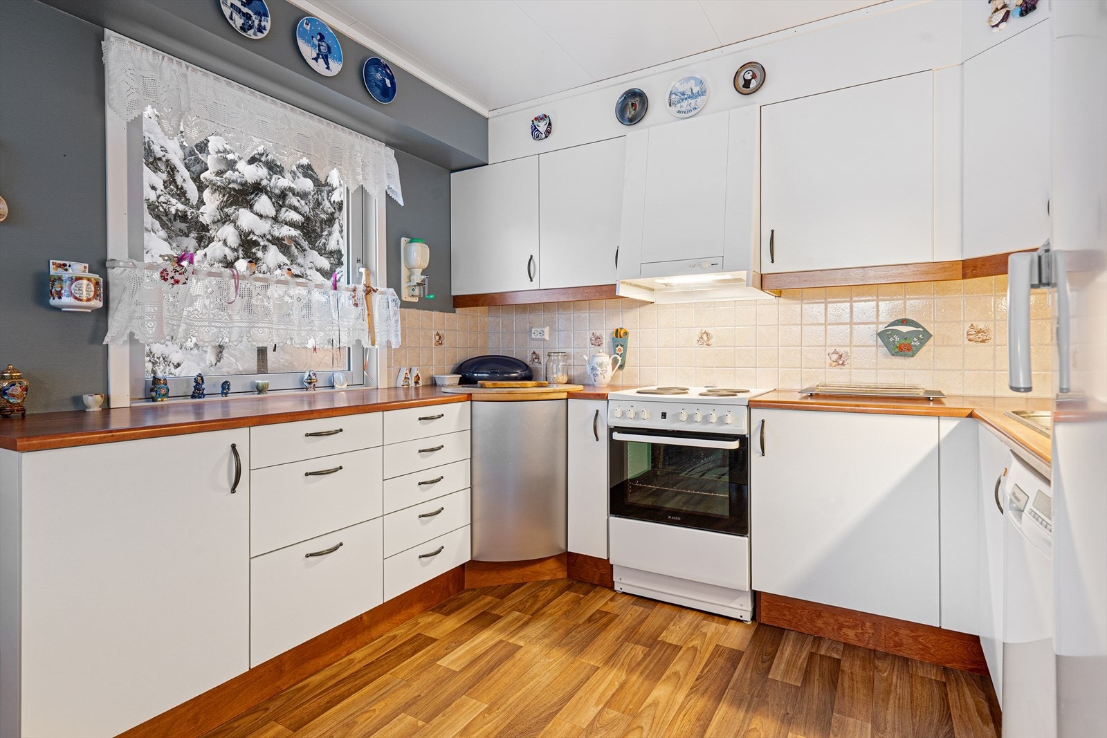 Kjøkkenet byr på rikelig med benkeplass og trivelig vindu med utsikt mot skogen. Galleribilde