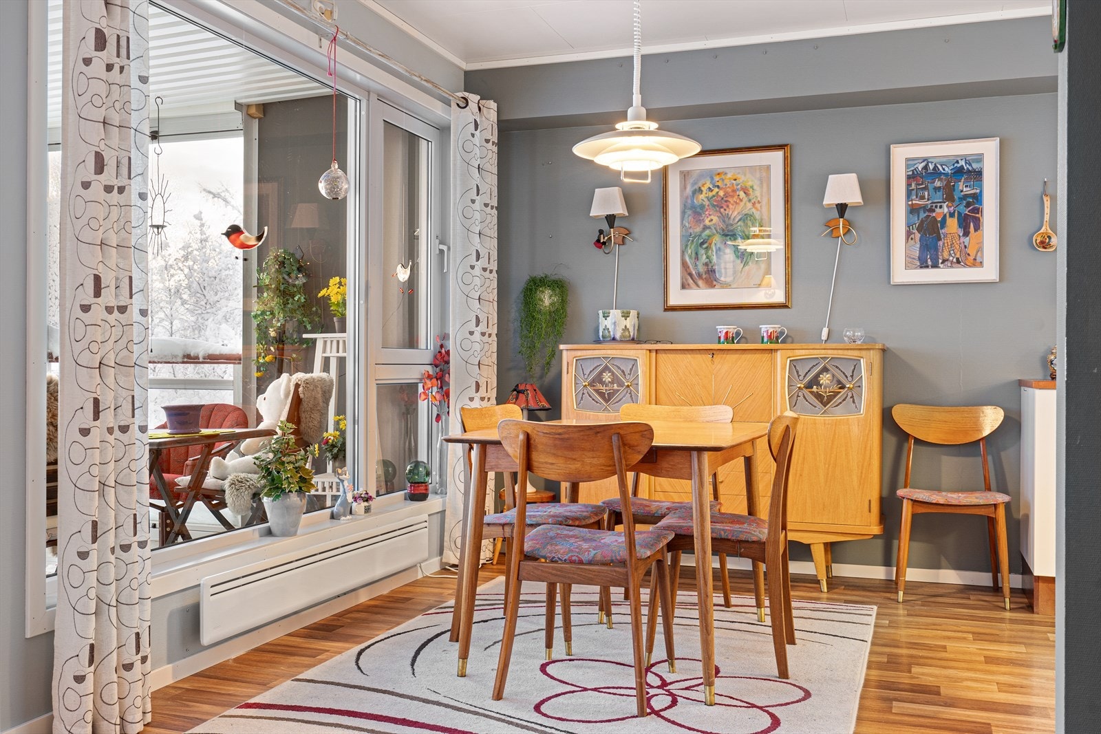 Like ved kjøkkenet er det god plass til spisegruppe. Galleribilde