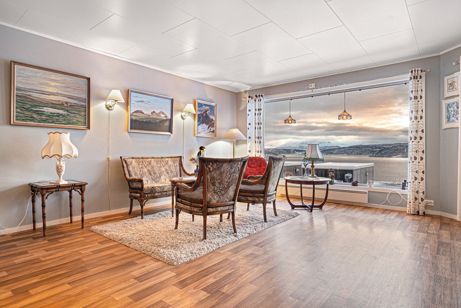 Stuen har stor vindusflate som rammer inn en fantastisk panoramautsikt og som gir rikelig med lys. Galleribilde