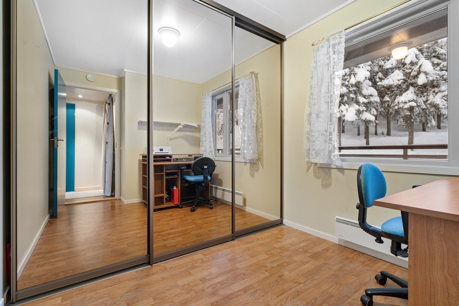 Skyvedørsgarderobe på soverom med rikelig oppbevaringsplass. Galleribilde