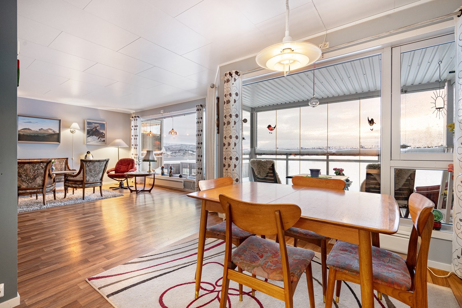 Leiligheten har åpen løsning mellom stue og kjøkken som gjør hele rommet til en sosial sone. Galleribilde