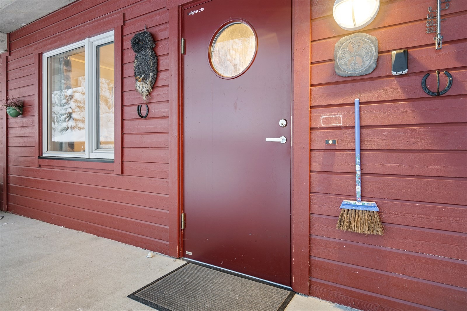 Overbygd inngangsparti i svalgang, skjermet for vær og vind. Galleribilde