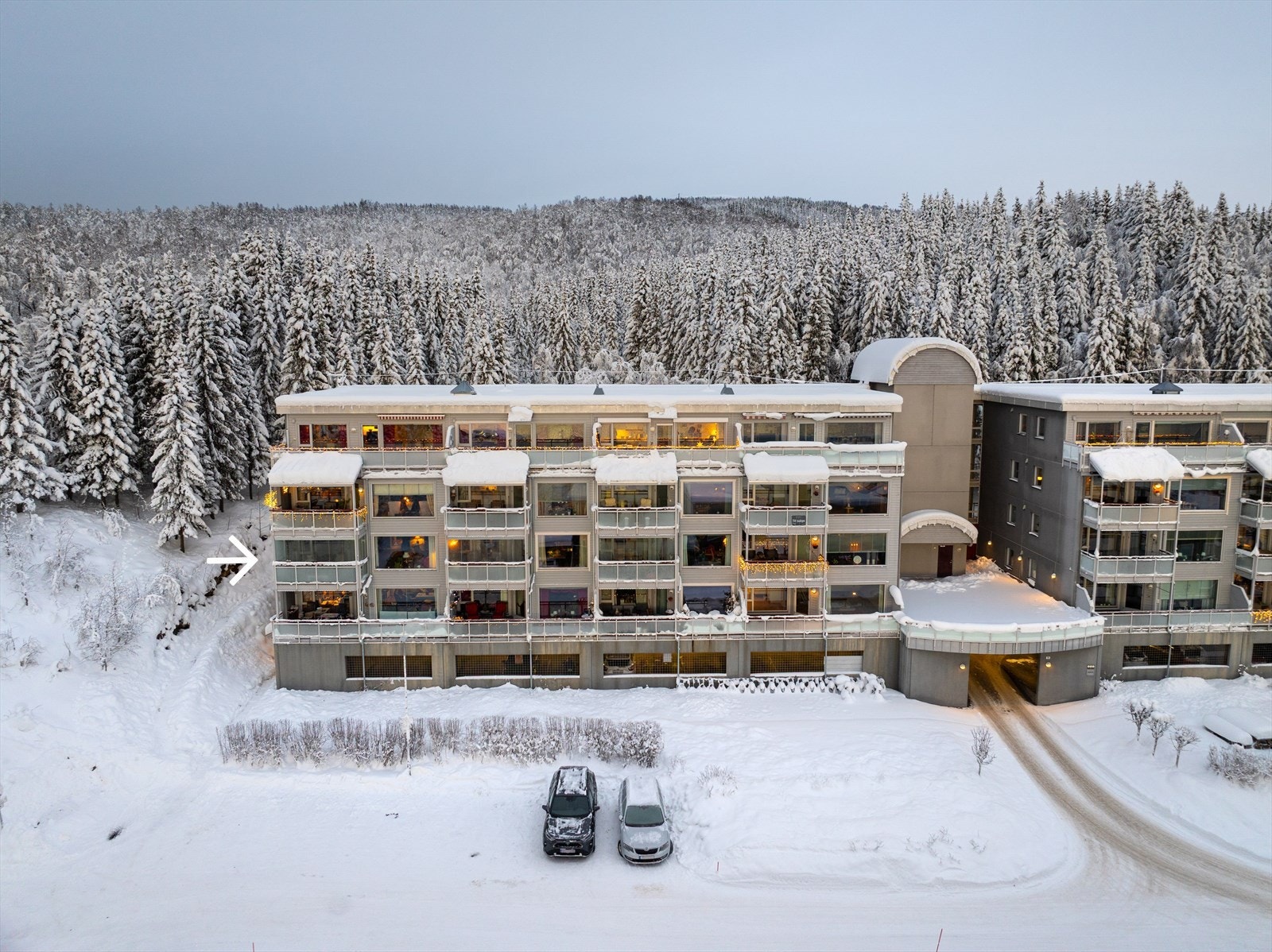 Leiligheten ligger i andre etasje, helt i enden på rekka. Galleribilde