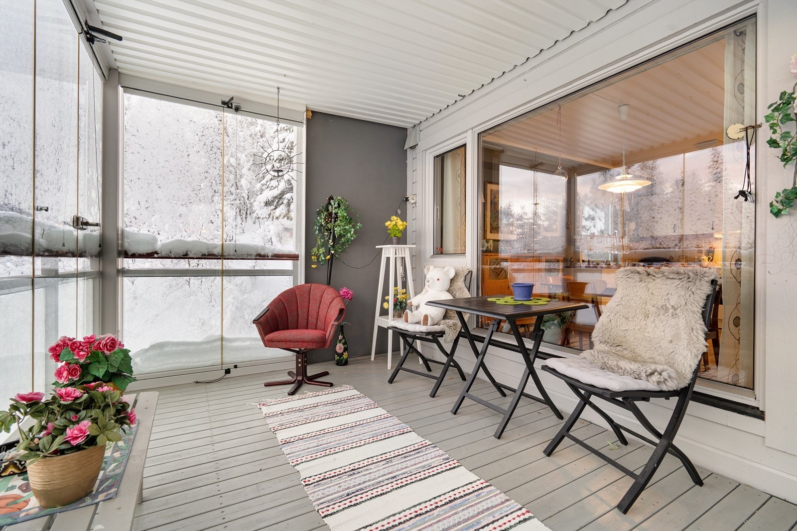 Innglasset balkong som fungerer som forlengelse av stuen på fine sommerdager. Galleribilde