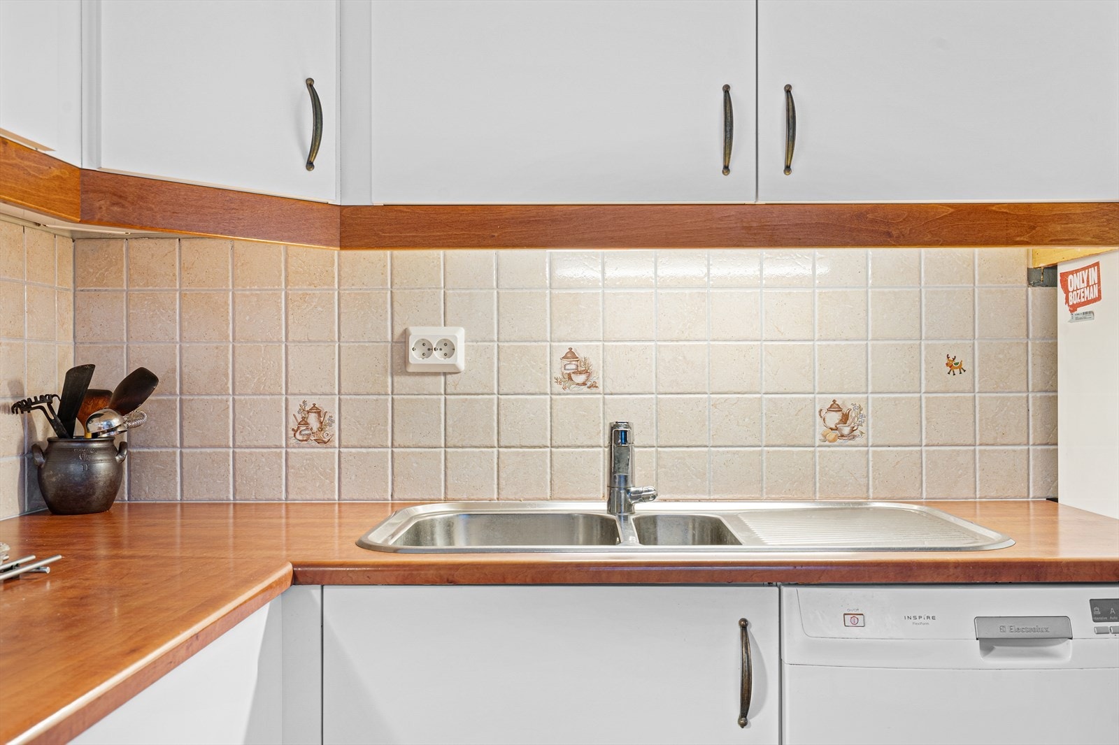 Praktisk med flis på vegg mellom benkeplate og overskap. Galleribilde